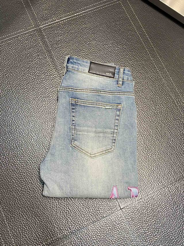Amiri 独家专供新款 修身款 小直筒 牛仔裤，高端版本！专柜 面料 透气舒适度高，细节无可挑剔，品牌元素设计理念，体现高品质。手感细腻柔软！呈现休闲裁剪，上