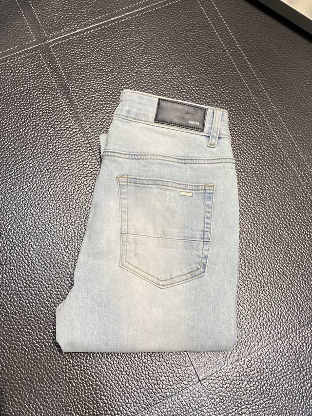 Amiri 独家专供新款 修身款 小直筒 牛仔裤，高端版本！专柜 面料 透气舒适度高，细节无可挑剔，品牌元素设计理念，体现高品质。手感细腻柔软！呈现休闲裁剪，上