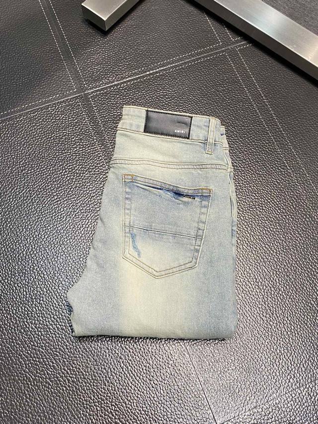 Amiri 独家专供新款 修身款 小直筒 牛仔裤，高端版本！专柜 面料 透气舒适度高，细节无可挑剔，品牌元素设计理念，体现高品质。手感细腻柔软！呈现休闲裁剪，上