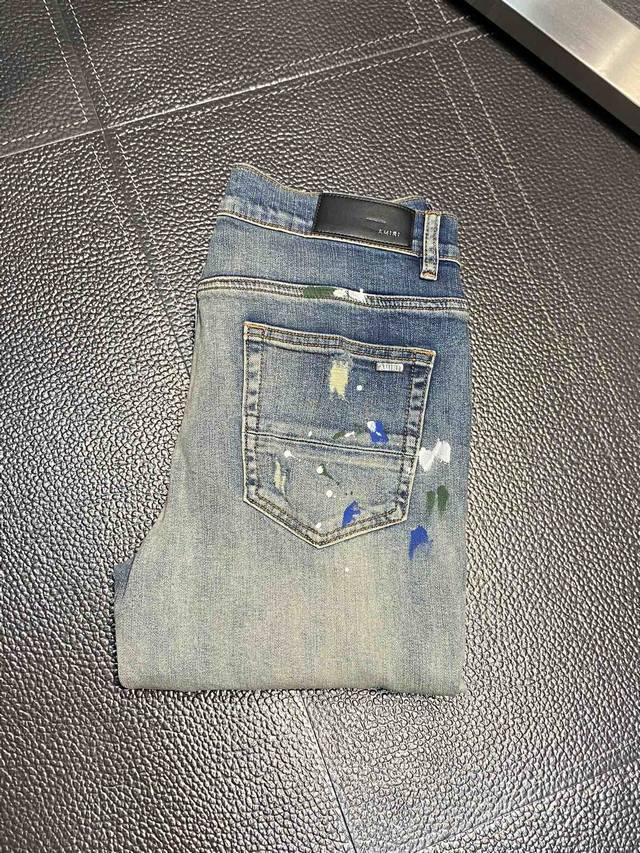 Amiri 独家专供新款 修身款 小直筒 牛仔裤，高端版本！专柜 面料 透气舒适度高，细节无可挑剔，品牌元素设计理念，体现高品质。手感细腻柔软！呈现休闲裁剪，上