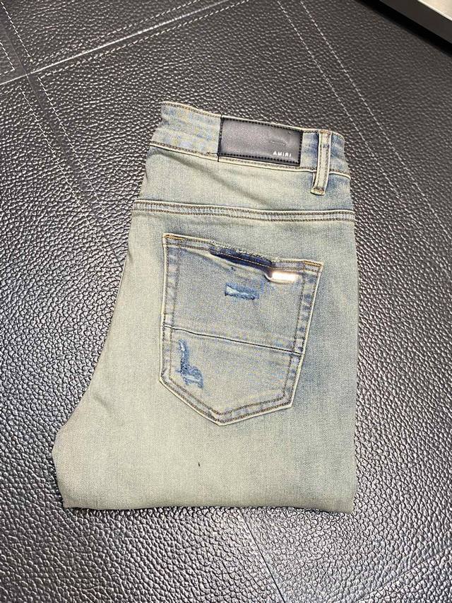 Amiri 独家专供新款 修身款 小直筒 牛仔裤，高端版本！专柜 面料 透气舒适度高，细节无可挑剔，品牌元素设计理念，体现高品质。手感细腻柔软！呈现休闲裁剪，上