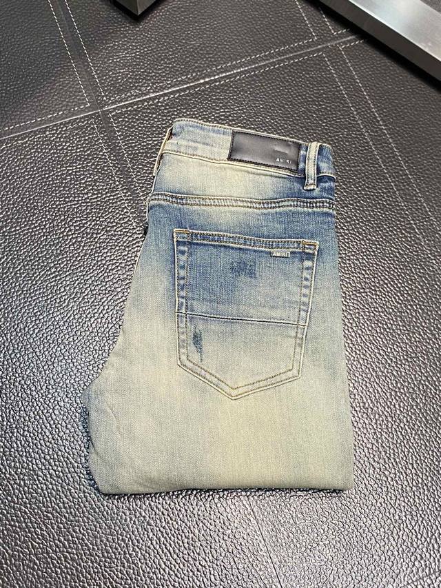 Amiri 独家专供新款 修身款 小直筒 牛仔裤，高端版本！专柜 面料 透气舒适度高，细节无可挑剔，品牌元素设计理念，体现高品质。手感细腻柔软！呈现休闲裁剪，上