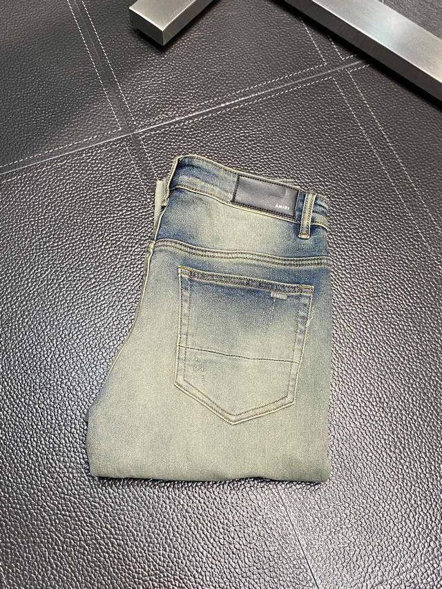 Amiri 独家专供新款 修身款 小直筒 牛仔裤，高端版本！专柜 面料 透气舒适度高，细节无可挑剔，品牌元素设计理念，体现高品质。手感细腻柔软！呈现休闲裁剪，上