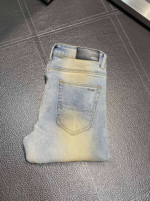 Amiri 独家专供新款 修身款 小直筒 牛仔裤，高端版本！专柜 面料 透气舒适度高，细节无可挑剔，品牌元素设计理念，体现高品质。手感细腻柔软！呈现休闲裁剪，上