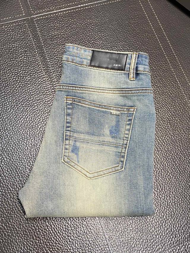 Amiri 独家专供新款 修身款 小直筒 牛仔裤，高端版本！专柜 面料 透气舒适度高，细节无可挑剔，品牌元素设计理念，体现高品质。手感细腻柔软！呈现休闲裁剪，上