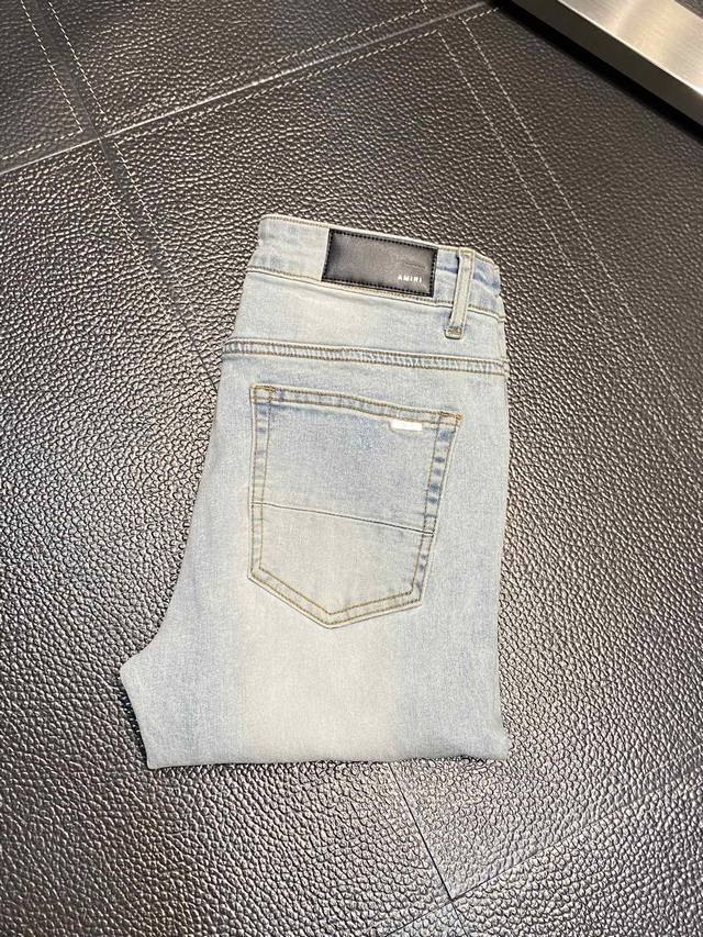 Amiri 独家专供新款 修身款 小直筒 牛仔裤，高端版本！专柜 面料 透气舒适度高，细节无可挑剔，品牌元素设计理念，体现高品质。手感细腻柔软！呈现休闲裁剪，上