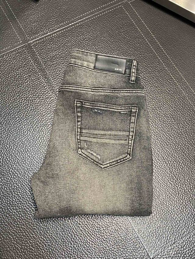 Amiri 独家专供新款 修身款 小直筒 牛仔裤，高端版本！专柜 面料 透气舒适度高，细节无可挑剔，品牌元素设计理念，体现高品质。手感细腻柔软！呈现休闲裁剪，上