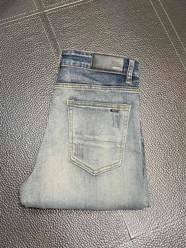 Amiri 独家专供新款 修身款 小直筒 牛仔裤，高端版本！专柜 面料 透气舒适度高，细节无可挑剔，品牌元素设计理念，体现高品质。手感细腻柔软！呈现休闲裁剪，上