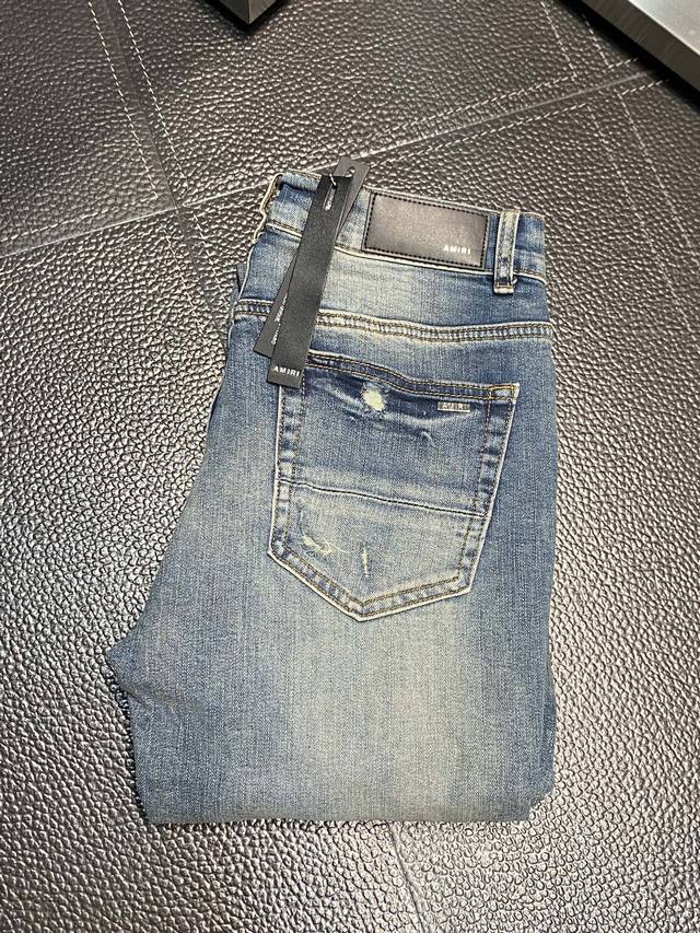 Amiri 独家专供新款 修身款 小直筒 牛仔裤，高端版本！专柜 面料 透气舒适度高，细节无可挑剔，品牌元素设计理念，体现高品质。手感细腻柔软！呈现休闲裁剪，上