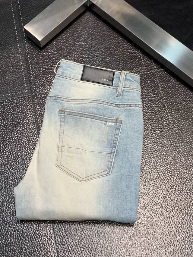 Amiri 独家专供新款 修身款 小直筒 牛仔裤，高端版本！专柜 面料 透气舒适度高，细节无可挑剔，品牌元素设计理念，体现高品质。手感细腻柔软！呈现休闲裁剪，上