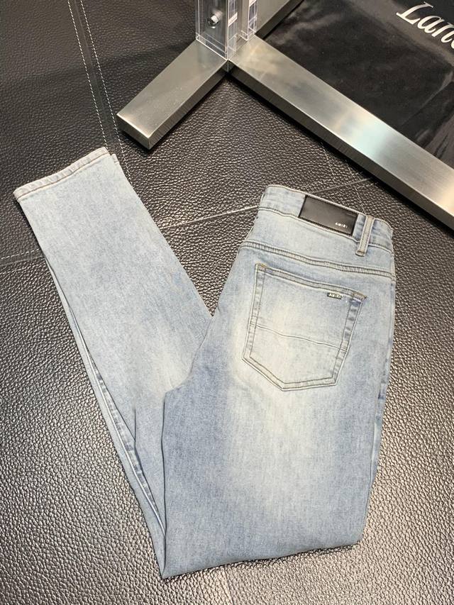 Amiri 独家专供新款 修身款 小直筒 牛仔裤，高端版本！专柜 面料 透气舒适度高，细节无可挑剔，品牌元素设计理念，体现高品质。手感细腻柔软！呈现休闲裁剪，上