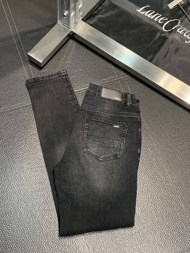 Amiri 独家专供新款 修身款 小直筒 牛仔裤，高端版本！专柜 面料 透气舒适度高，细节无可挑剔，品牌元素设计理念，体现高品质。手感细腻柔软！呈现休闲裁剪，上