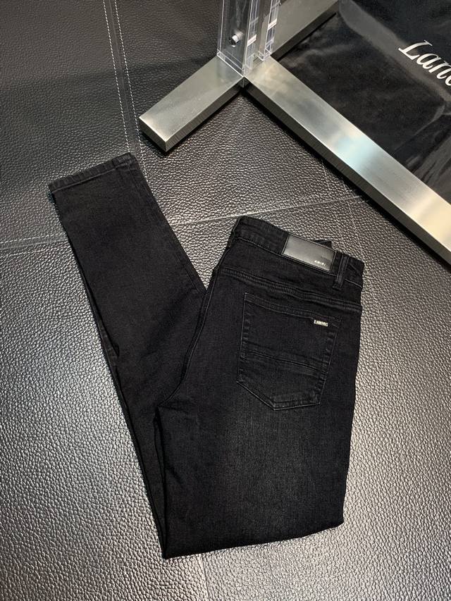 Amiri 独家专供新款 修身款 小直筒 牛仔裤，高端版本！专柜 面料 透气舒适度高，细节无可挑剔，品牌元素设计理念，体现高品质。手感细腻柔软！呈现休闲裁剪，上