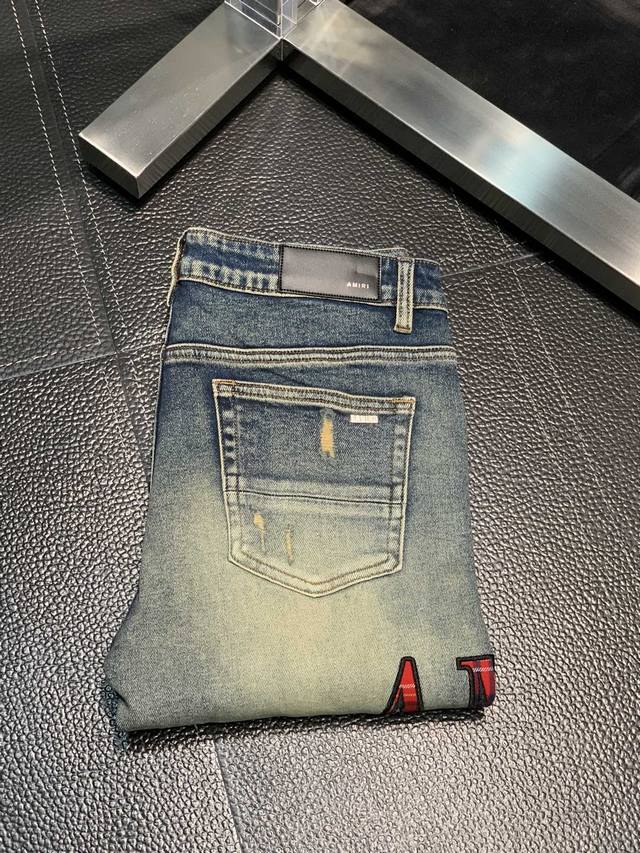 Amiri 独家专供新款 修身款 小直筒 牛仔裤，高端版本！专柜 面料 透气舒适度高，细节无可挑剔，品牌元素设计理念，体现高品质。手感细腻柔软！呈现休闲裁剪，上
