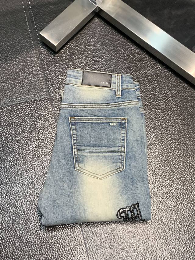 Amiri 独家专供新款 修身款 小直筒 牛仔裤，高端版本！专柜 面料 透气舒适度高，细节无可挑剔，品牌元素设计理念，体现高品质。手感细腻柔软！呈现休闲裁剪，上