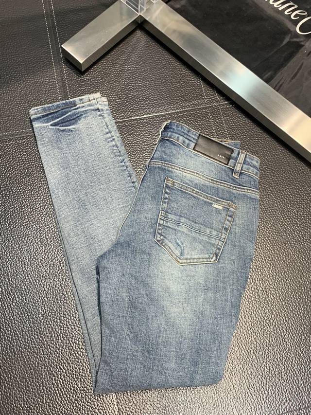 Amiri 独家专供新款 修身款 小直筒 牛仔裤，高端版本！专柜 面料 透气舒适度高，细节无可挑剔，品牌元素设计理念，体现高品质。手感细腻柔软！呈现休闲裁剪，上