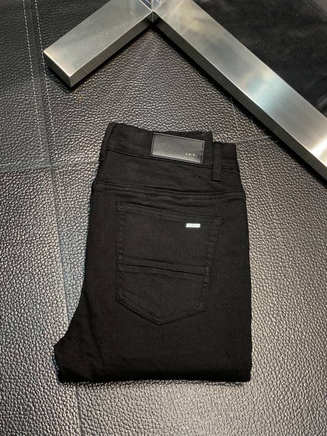 Amiri 独家专供新款 修身款 小直筒 牛仔裤，高端版本！专柜 面料 透气舒适度高，细节无可挑剔，品牌元素设计理念，体现高品质。手感细腻柔软！呈现休闲裁剪，上