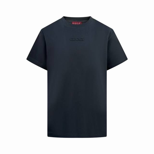 Gucci 标识刺绣短袖 定染雅致墨绿丝绵 柔软细腻 舒适贴肤 以深邃的墨绿色调为底蕴 宛如森林深处的静谧 胸前醒目的Gucci字样点缀其间 如同品牌精神的烙印