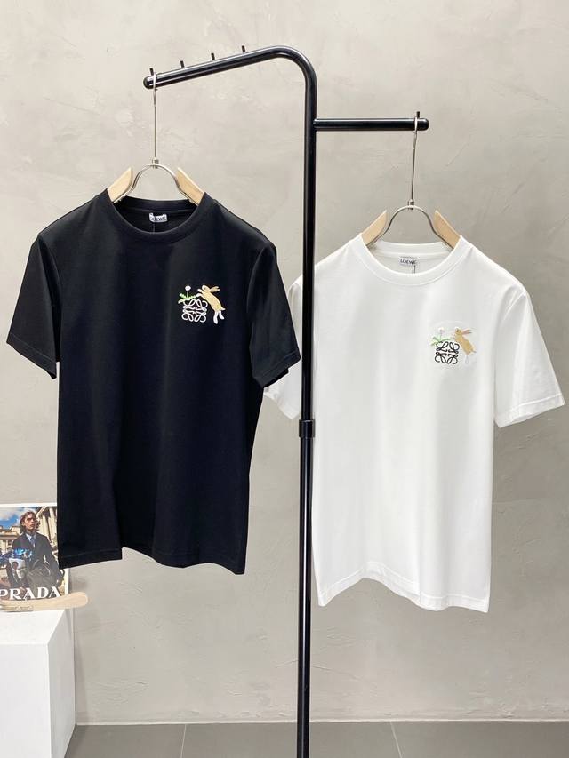 Loewe罗意威独家专供新款原单男士休闲短袖 高端 高版本 时尚百搭爆款进口面料 手感超柔软细腻 穿着亲肤舒适 高端精品 代工厂P精细做工 上身非常赞 男士必备