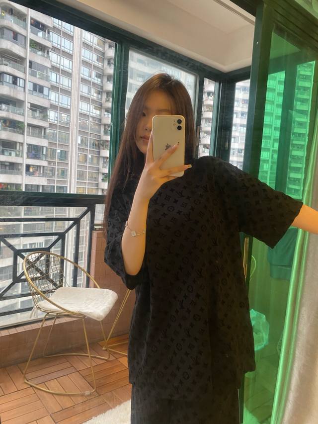 Lv 植绒老花短袖面料：采用原版16支单纱精棉. 螺纹：采用配套32支1*1双纱螺纹.工艺：植绒 采用天然鹅绒.原版 模版.电脑扫描过机. 布匹植绒出Logo效