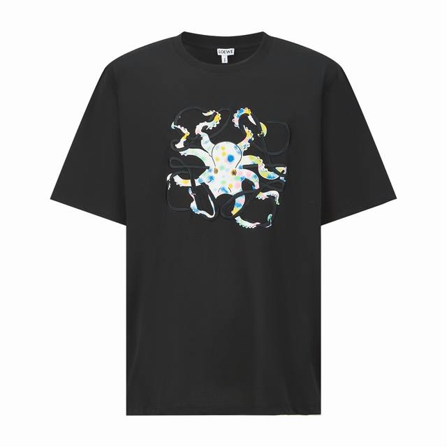 Loewe 罗意威章鱼印花刺绣短袖面料：采用50支纯棉平纹面料.面料：螺纹采用1*1丝光索罗纳.工艺1：印花采用胶浆点彩印花工艺，该款工艺为多孔网版菲琳制作而成