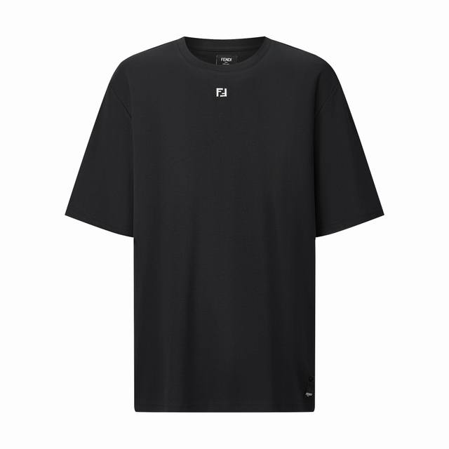 Fendi 五金烫画短袖面料：采用40支丝光双面.螺纹：采用本布经典拼接.工艺：面料布匹洗水.固定衣服版型.固色.增加手感. 工艺：烫画 胸前双F Logo.采