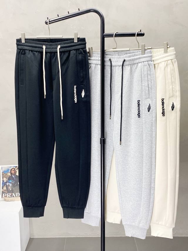 Balenciga巴黎世家独家专供新款春秋休闲裤，高端版本！专柜 面料 透气舒适度高，细节无可挑剔。品牌元素设计理念，体现高品质。手感细腻柔软！呈现休闲裁剪，上