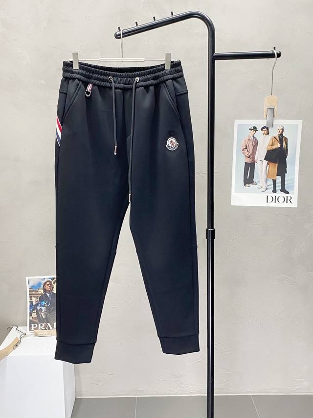 Moncler蒙口独家专供新款 春秋休闲裤 高端版本！专柜 面料 透气舒适度高，细节无可挑剔，品牌元素设计理念，体现高品质。手感细腻柔软！呈现休闲裁剪，上身版型
