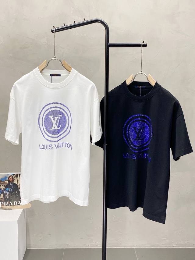 Louis Vuitton路易威登独家专供新款原单男士休闲春夏短袖 高端 高端版本 时尚百搭爆款进口面料 手感超柔软细腻 穿着亲肤舒适 高端精品 代工厂P精细做