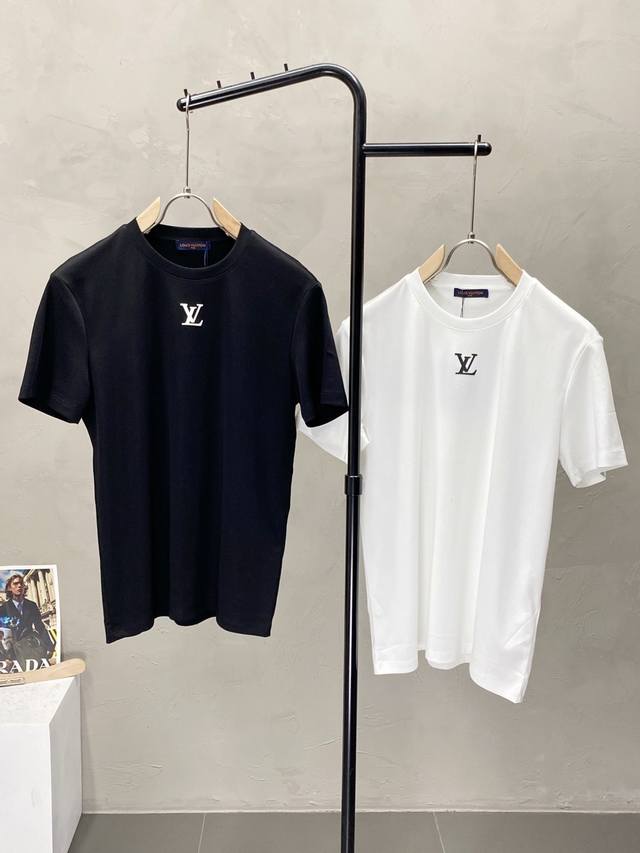 Louis Vuitton路易威登独家专供新款原单男士休闲春夏短袖 高端 高端版本 时尚百搭爆款进口面料 手感超柔软细腻 穿着亲肤舒适 高端精品 代工厂P精细做