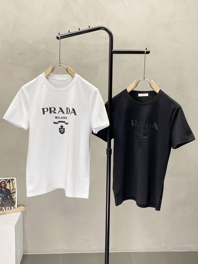 Prada普拉达独家专供新款原单男士休闲春夏短袖 高端 高端版本 时尚百搭爆款进口面料 手感超柔软细腻 穿着亲肤舒适 高端精品 代工厂P精细做工 上身非常赞 男