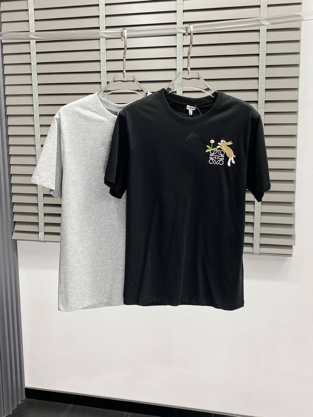Loewe罗意威独家专供新款男士休闲春夏短袖 高端 高端版本 时尚百搭爆款进口面料 手感超柔软细腻 穿着亲肤舒适 高端精品 代工厂P精细做工 上身非常赞 男士必
