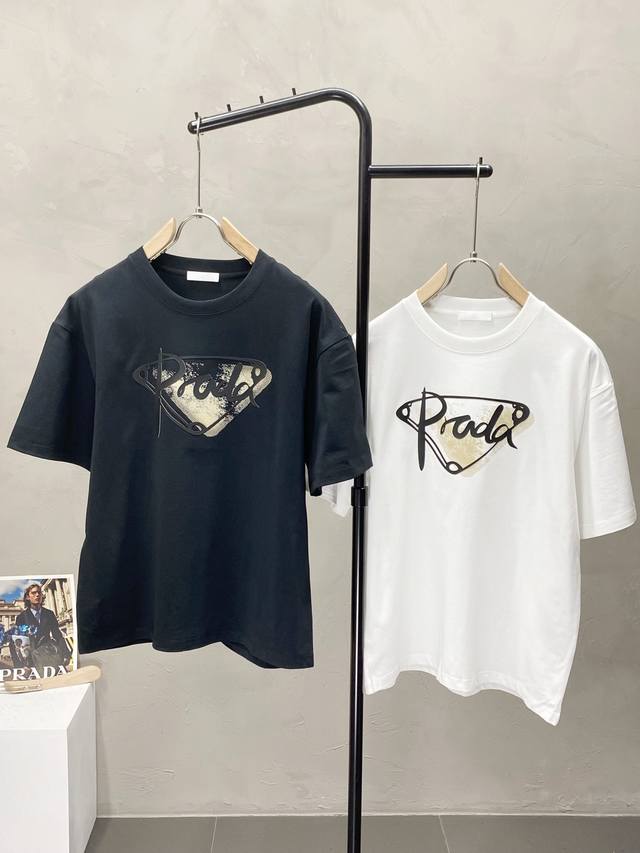 Prada普拉达独家专供新款原单男士休闲春夏短袖 高端 高端版本 时尚百搭爆款进口面料 手感超柔软细腻 穿着亲肤舒适 高端精品 代工厂P精细做工 上身非常赞 男