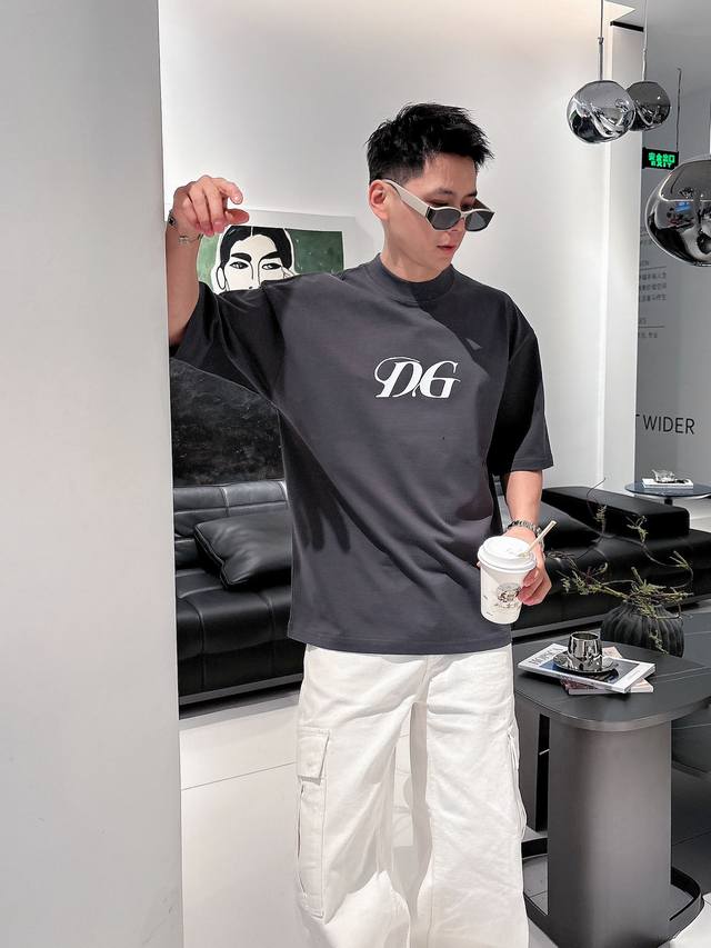 D&G 2025春夏新款首发专柜最新款短袖圆领T恤 官网同款 高端订制 设计前卫时尚！品牌Logo重工艺设计 高端定纯棉面料.手感柔软.穿着舒适.专柜级别精致车