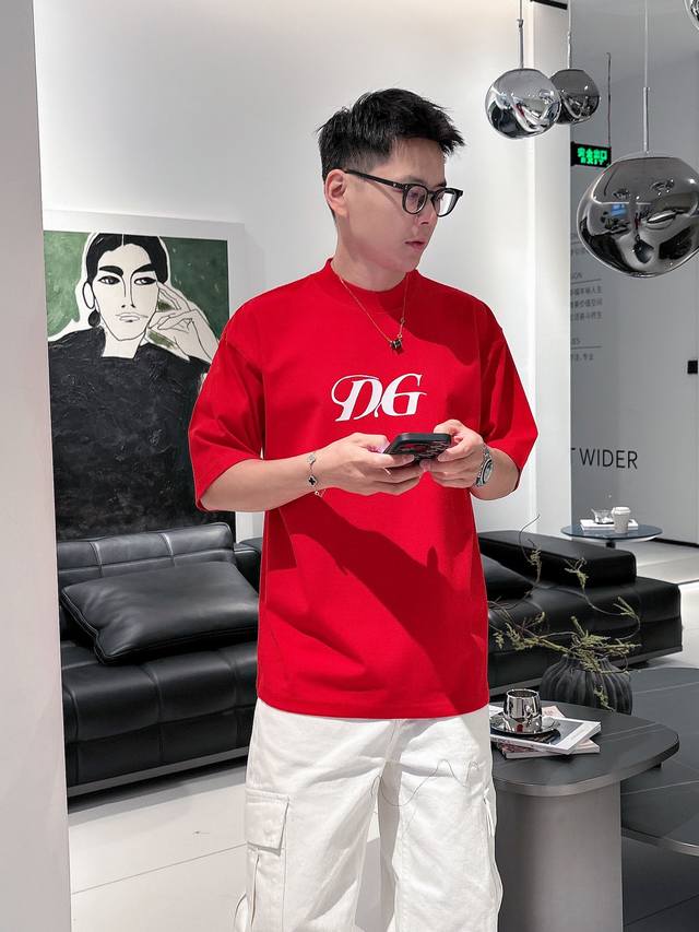 D&G 2025春夏新款首发专柜最新款短袖圆领T恤 官网同款 高端订制 设计前卫时尚！品牌Logo重工艺设计 高端定纯棉面料.手感柔软.穿着舒适.专柜级别精致车