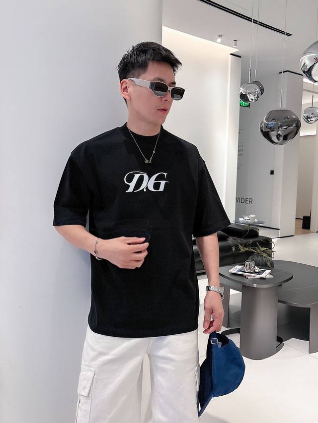 D&G 2025春夏新款首发专柜最新款短袖圆领T恤 官网同款 高端订制 设计前卫时尚！品牌Logo重工艺设计 高端定纯棉面料.手感柔软.穿着舒适.专柜级别精致车