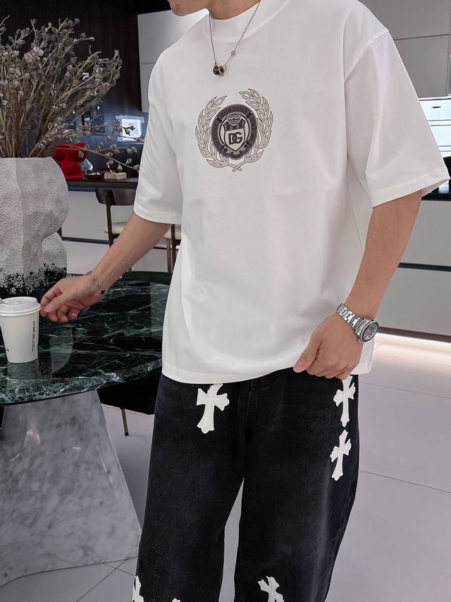 D&G 2025春夏新款首发专柜最新款短袖圆领T恤 官网同款 高端订制 设计前卫时尚！品牌Logo重工艺设计 高端定纯棉面料.手感柔软.穿着舒适.专柜级别精致车