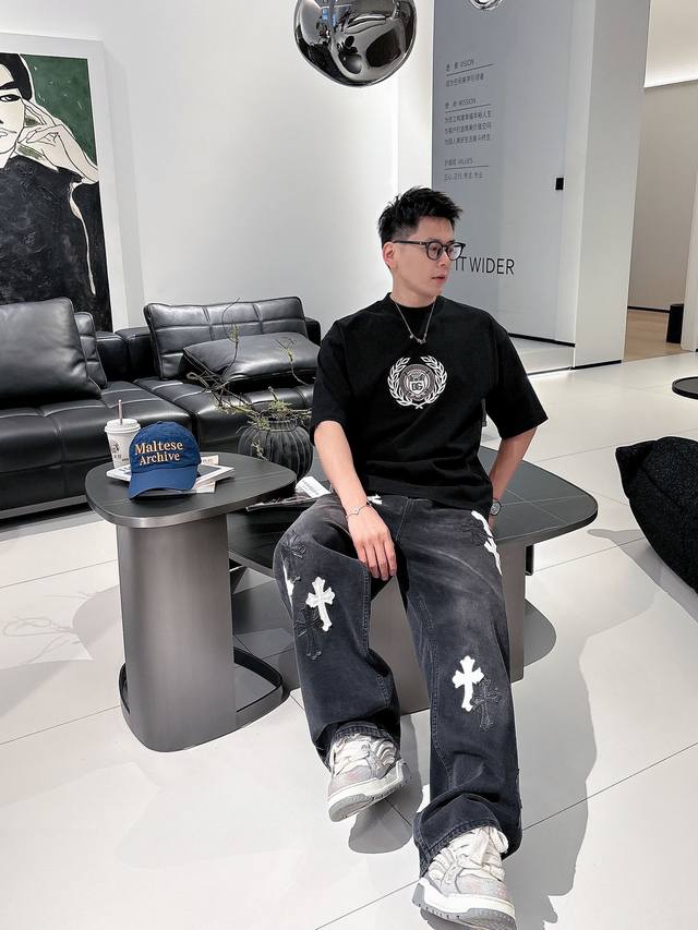 D&G 2025春夏新款首发专柜最新款短袖圆领T恤 官网同款 高端订制 设计前卫时尚！品牌Logo重工艺设计 高端定纯棉面料.手感柔软.穿着舒适.专柜级别精致车