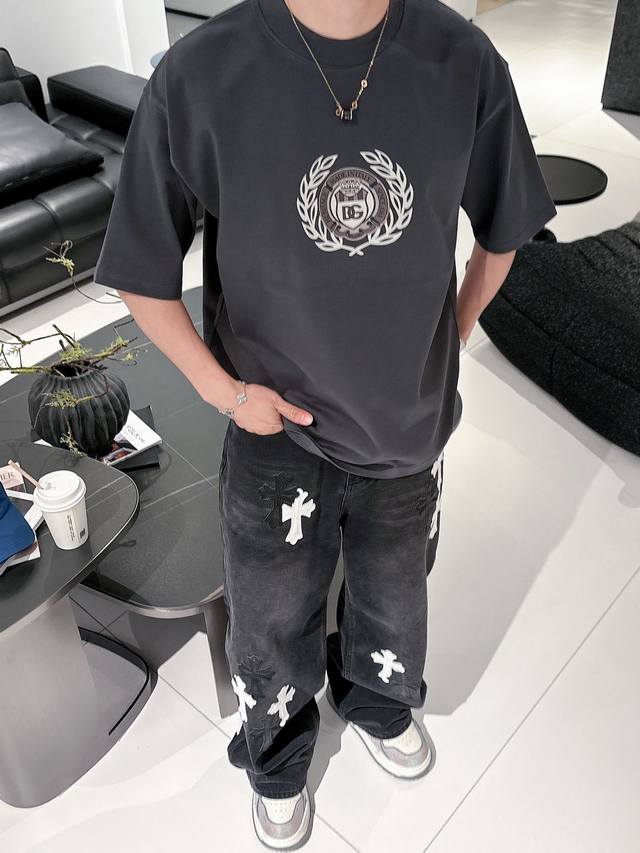D&G 2025春夏新款首发专柜最新款短袖圆领T恤 官网同款 高端订制 设计前卫时尚！品牌Logo重工艺设计 高端定纯棉面料.手感柔软.穿着舒适.专柜级别精致车