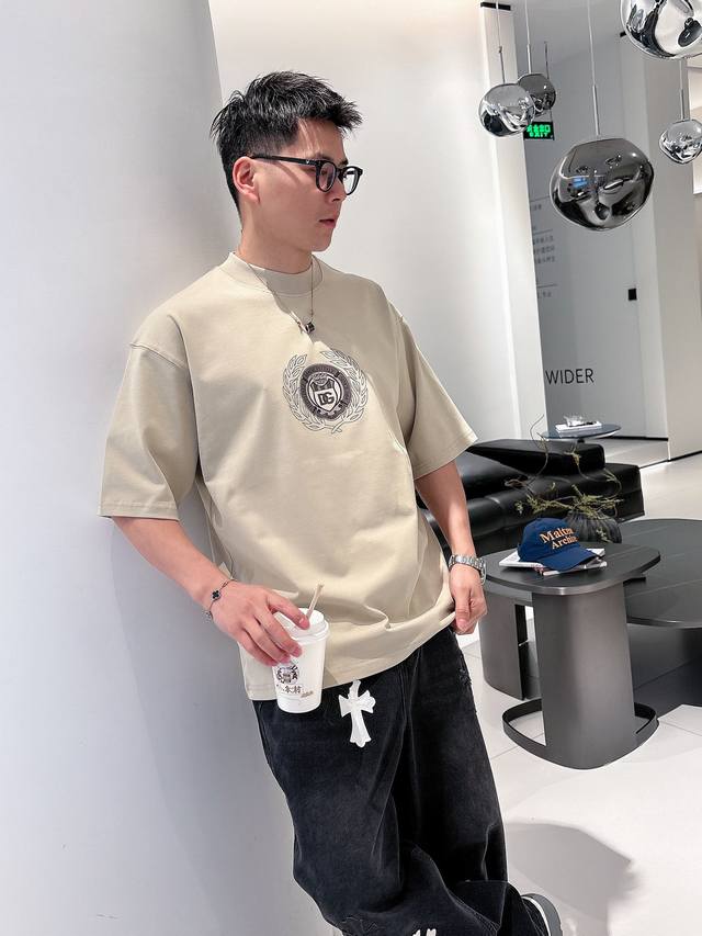 D&G 2025春夏新款首发专柜最新款短袖圆领T恤 官网同款 高端订制 设计前卫时尚！品牌Logo重工艺设计 高端定纯棉面料.手感柔软.穿着舒适.专柜级别精致车