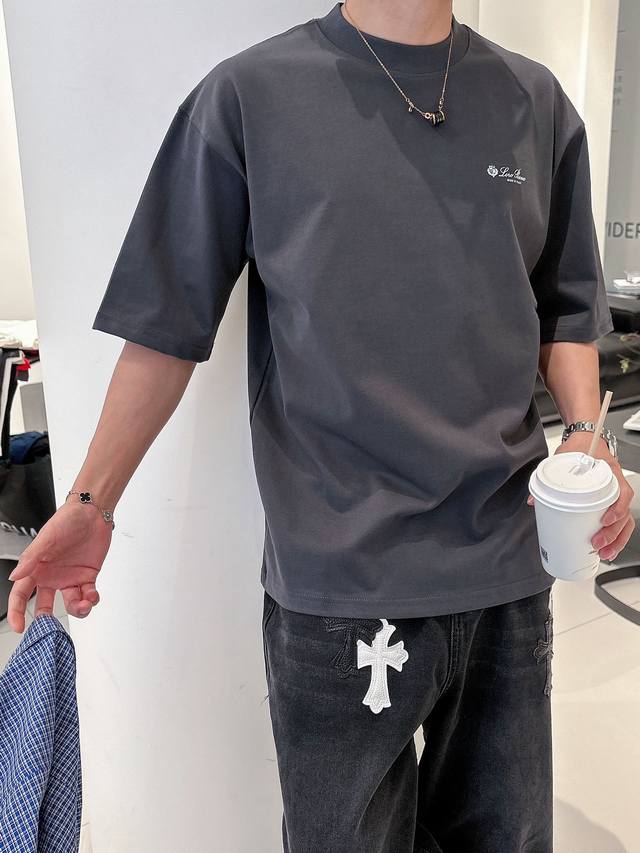Loro Piana 2025春夏新款首发专柜最新款短袖圆领T恤 官网同款 高端订制 设计前卫时尚！品牌Logo重工艺设计 高端定纯棉面料.手感柔软.穿着舒适.