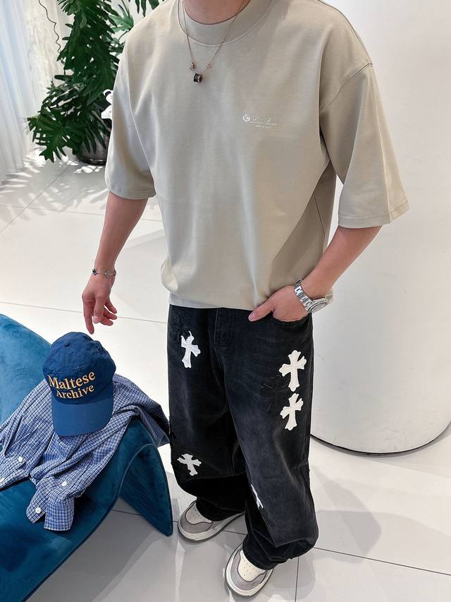 Loro Piana 2025春夏新款首发专柜最新款短袖圆领T恤 官网同款 高端订制 设计前卫时尚！品牌Logo重工艺设计 高端定纯棉面料.手感柔软.穿着舒适.