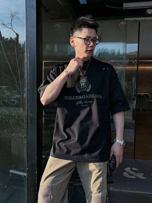 Dg 2025春夏新款首发专柜最新款短袖圆领T恤 官网同款 高端订制 设计前卫时尚！品牌Logo重工艺设计 高端定纯棉面料.手感柔软.穿着舒适.专柜级别精致车线