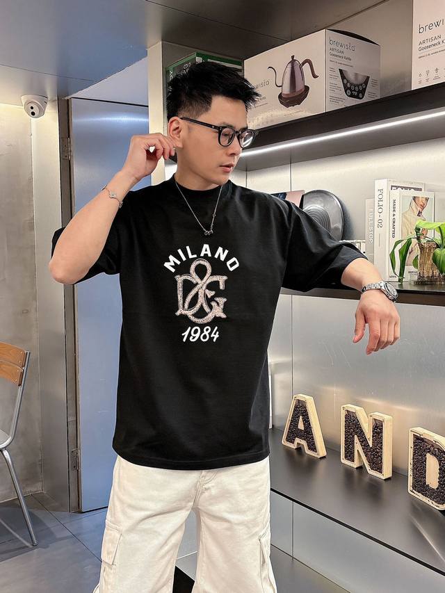 Dg 2025春夏新款首发专柜最新款短袖圆领T恤 官网同款 高端订制 设计前卫时尚！品牌Logo重工艺设计 高端定纯棉面料.手感柔软.穿着舒适.专柜级别精致车线