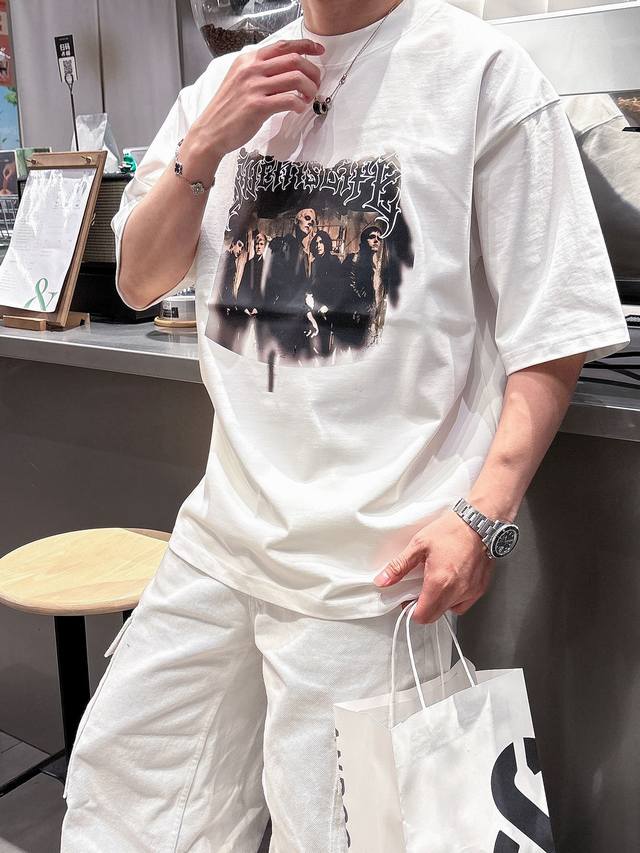巴黎世家 2025春夏新款首发专柜最新款短袖圆领T恤 官网同款 高端订制 设计前卫时尚！品牌Logo重工艺设计 高端定纯棉面料.手感柔软.穿着舒适.专柜级别精致