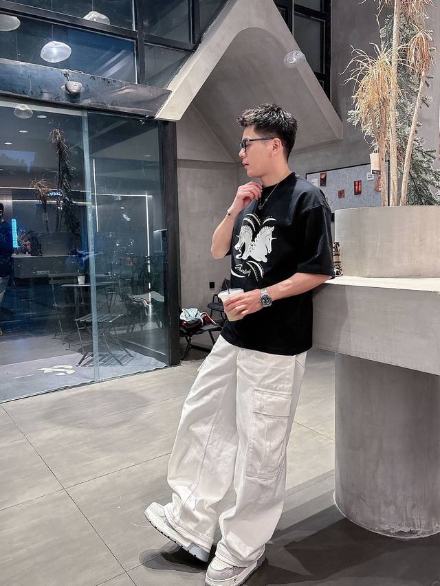 巴宝利2025春夏新款首发专柜最新款短袖圆领T恤 官网同款 高端订制 设计前卫时尚！品牌Logo重工艺设计 高端定纯棉面料.手感柔软.穿着舒适.专柜级别精致车线
