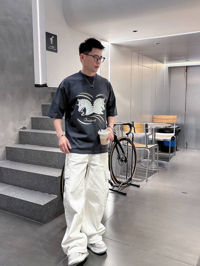 巴宝利2025春夏新款首发专柜最新款短袖圆领T恤 官网同款 高端订制 设计前卫时尚！品牌Logo重工艺设计 高端定纯棉面料.手感柔软.穿着舒适.专柜级别精致车线