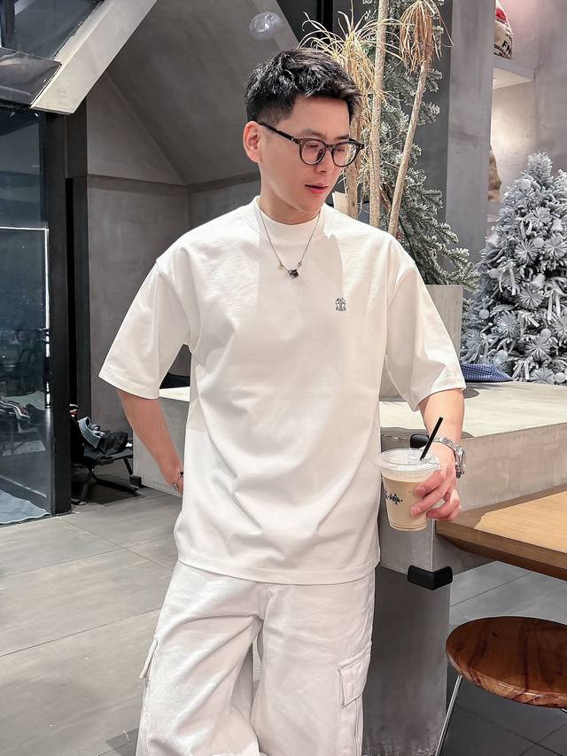 Brunello Cucinelli2025春夏新款首发专柜最新款短袖圆领T恤 官网同款 高端订制 设计前卫时尚！品牌Logo重工艺设计 高端定纯棉面料.手感柔