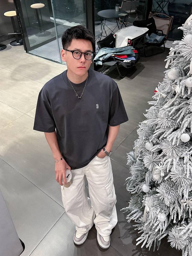 Brunello Cucinelli2025春夏新款首发专柜最新款短袖圆领T恤 官网同款 高端订制 设计前卫时尚！品牌Logo重工艺设计 高端定纯棉面料.手感柔