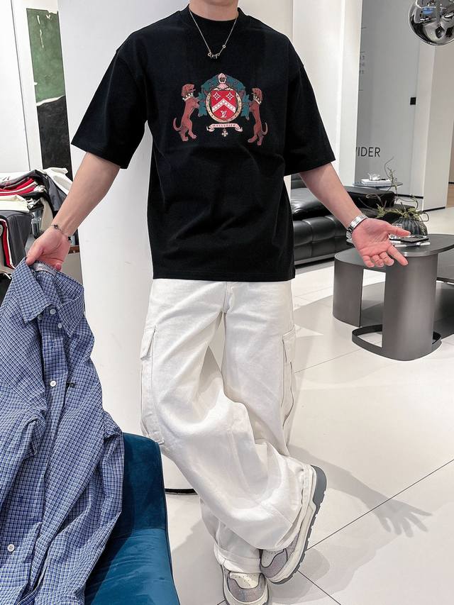 Lv 2025春夏新款首发专柜最新款短袖圆领T恤 官网同款 高端订制 设计前卫时尚！品牌Logo重工艺设计 高端定纯棉面料.手感柔软.穿着舒适.专柜级别精致车线